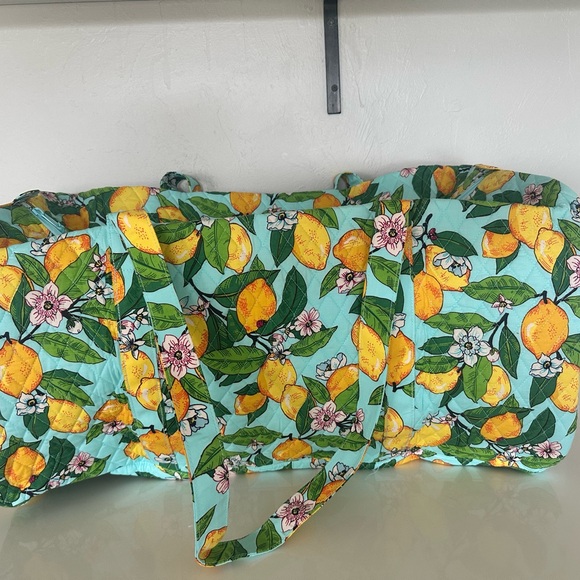 Vera Bradley XL Travel Duffel Bag Lemon Grove NWT - Picture 4 of 4